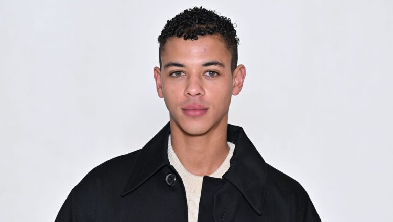 Guillaume Diop : l’étoile montante de l’Opéra de Paris qui fascine par son talent et sa discrétion Guillaume Diop : l'étoile montante de l'Opéra de Paris qui fascine par son talent et sa discrétion